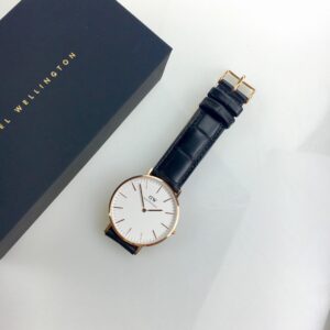 Daniel Wellington Reading watch in navy blue box with owner's guide and accessories