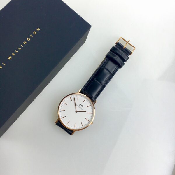 Daniel Wellington Reading watch in navy blue box with owner's guide and accessories